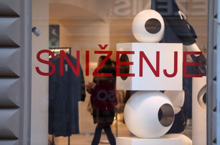 Rijeka: Sezonska sniženja u trgovinama u centru grada