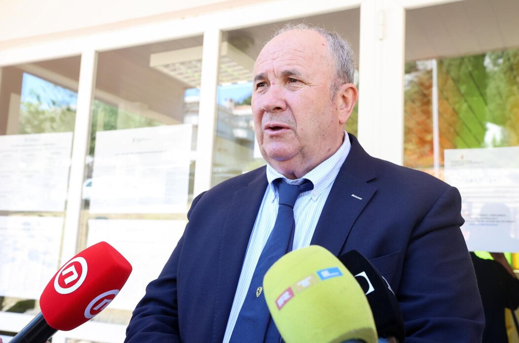 Split: Željko Kerum u pratnji supruge izašao na biralište i glasovao Split: Željko Kerum u pratnji supruge izašao na biralište i glasovao