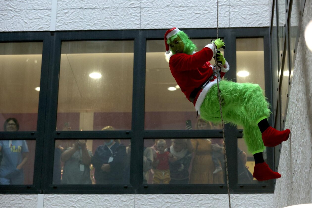 Rijeka: Kostimirani vatrogasci spuštali se niz zidove bolnice gdje su darivali djecu