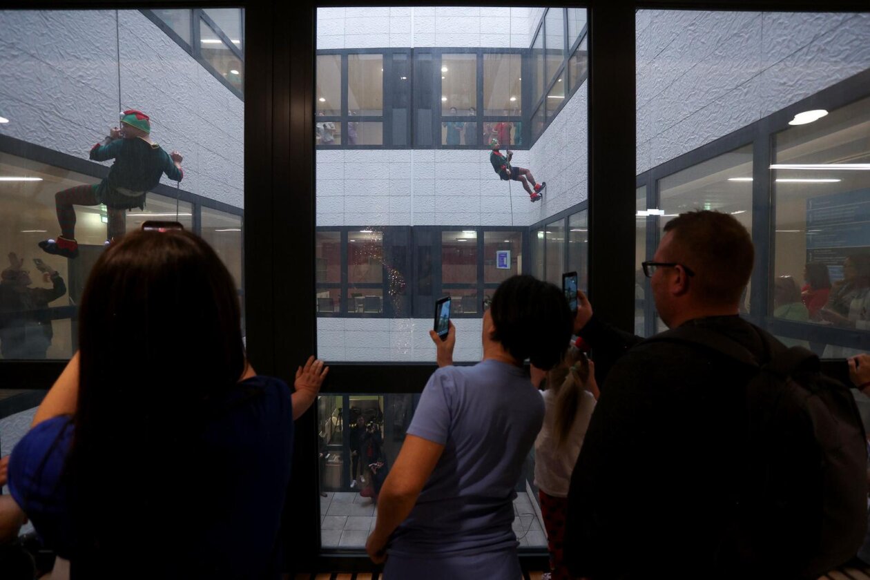 Rijeka: Kostimirani vatrogasci spuštali se niz zidove bolnice gdje su darivali djecu