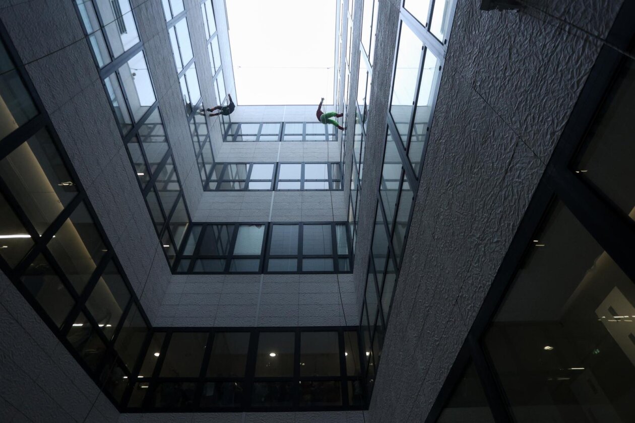 Rijeka: Kostimirani vatrogasci spuštali se niz zidove bolnice gdje su darivali djecu