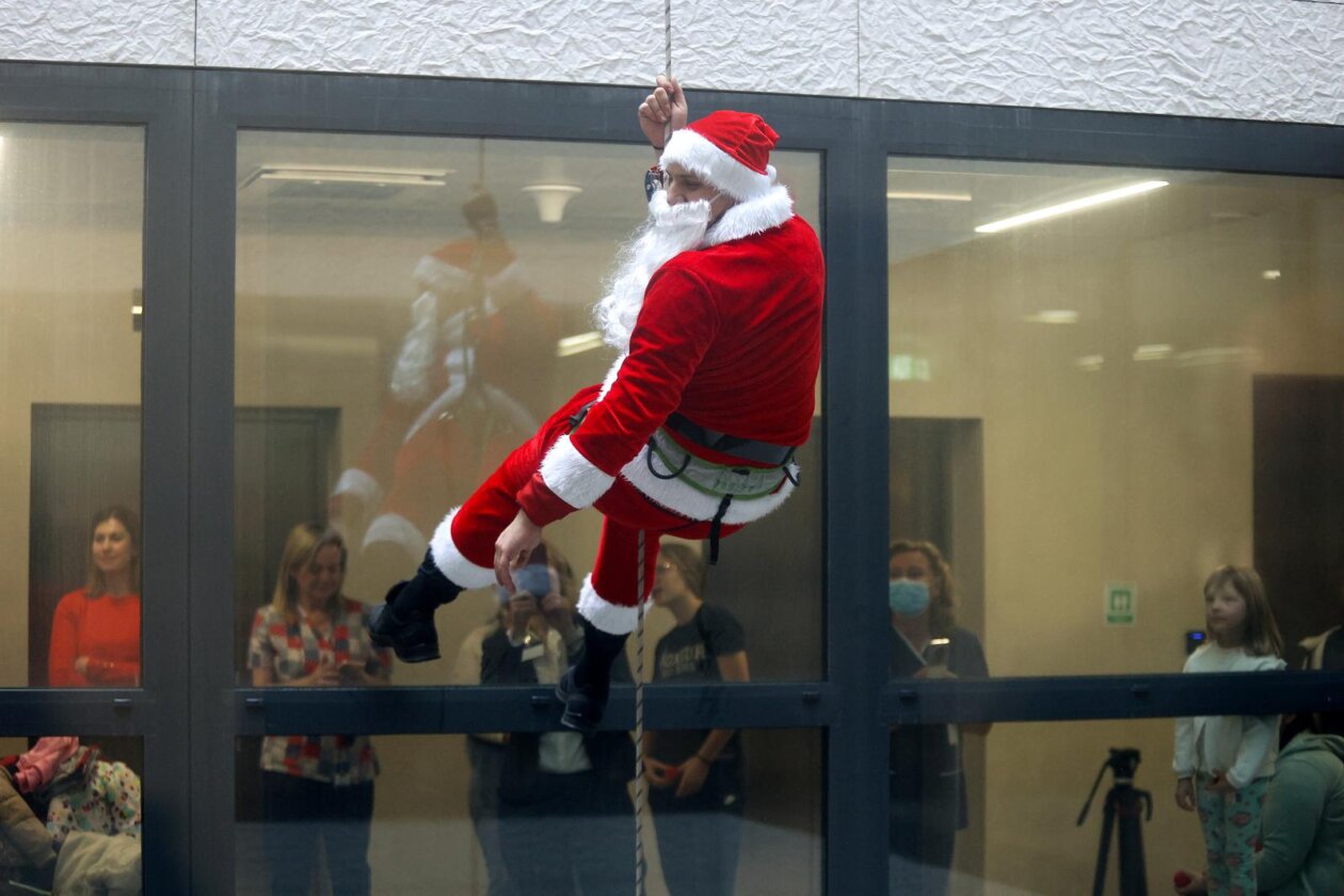Rijeka: Kostimirani vatrogasci spuštali se niz zidove bolnice gdje su darivali djecu