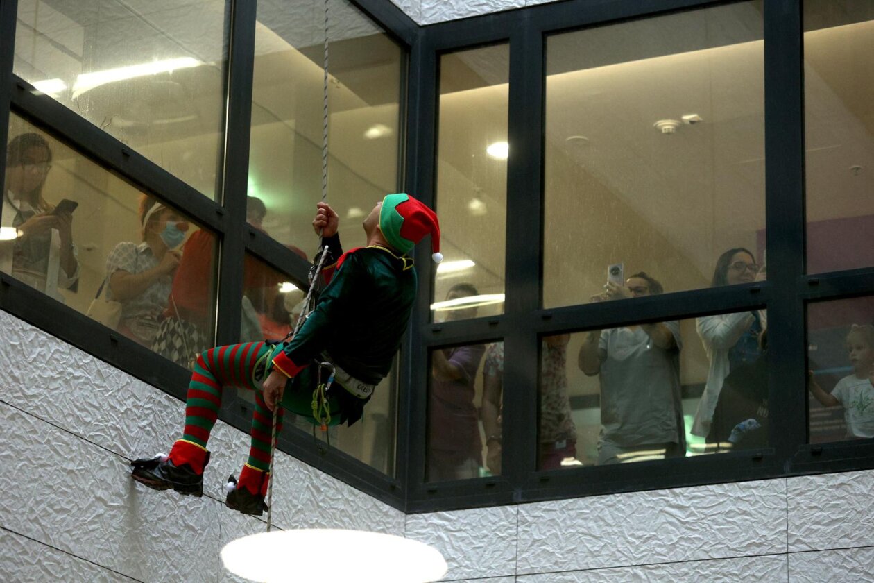 Rijeka: Kostimirani vatrogasci spuštali se niz zidove bolnice gdje su darivali djecu