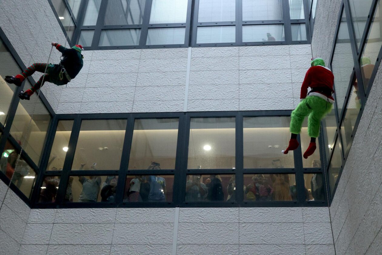 Rijeka: Kostimirani vatrogasci spuštali se niz zidove bolnice gdje su darivali djecu