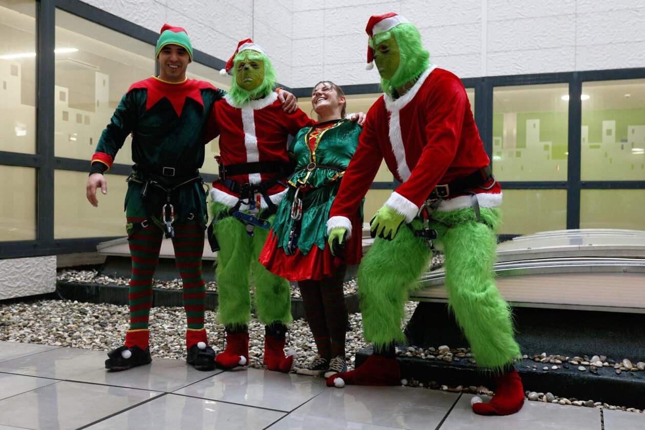 Rijeka: Kostimirani vatrogasci spuštali se niz zidove bolnice gdje su darivali djecu