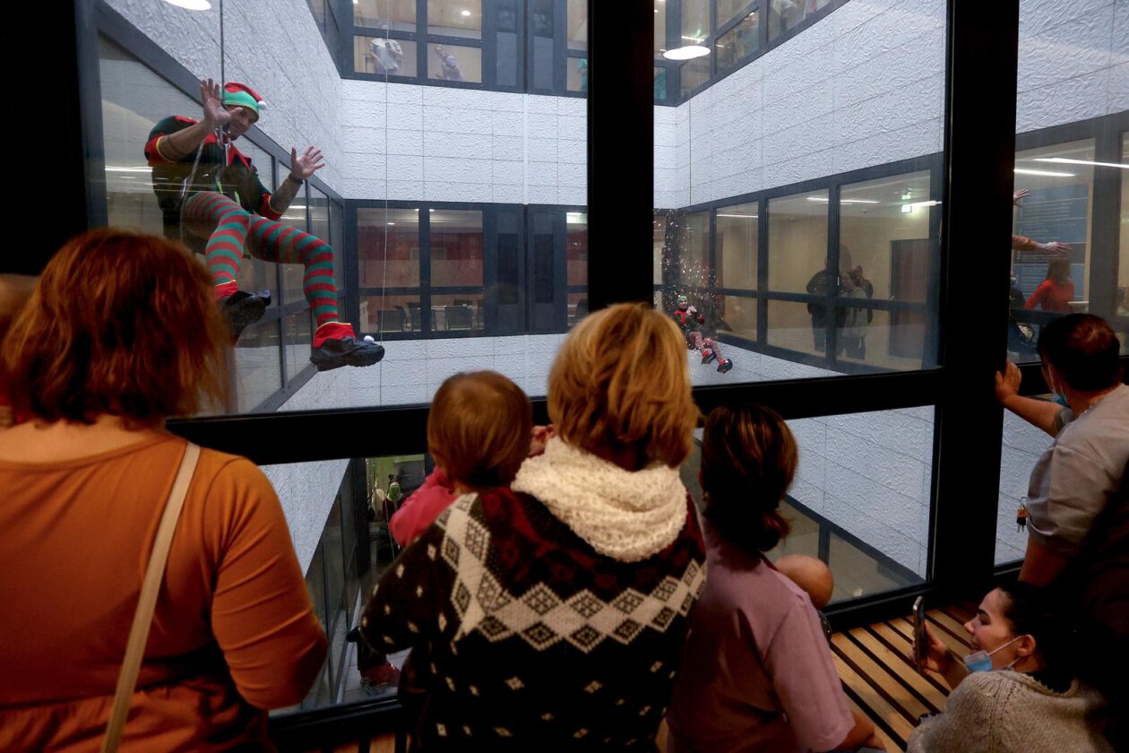 Rijeka: Kostimirani vatrogasci spuštali se niz zidove bolnice gdje su darivali djecu