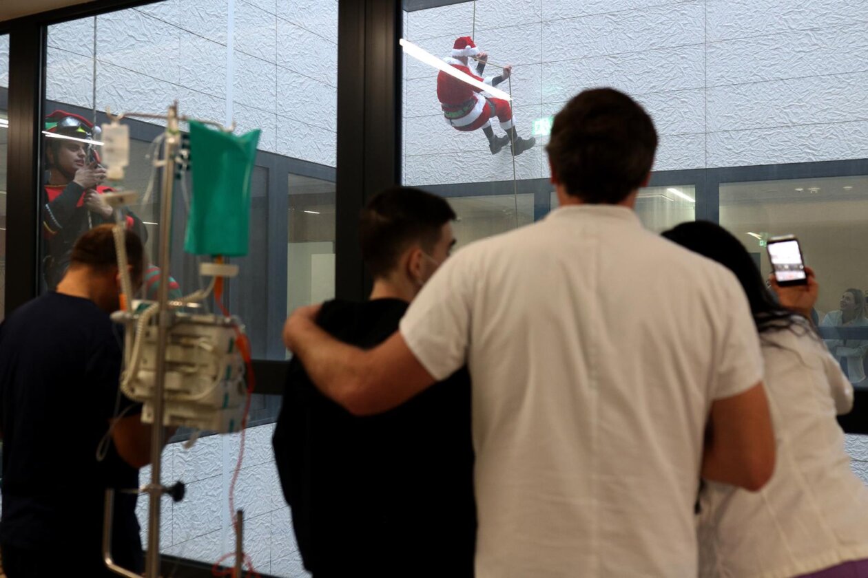 Rijeka: Kostimirani vatrogasci spuštali se niz zidove bolnice gdje su darivali djecu