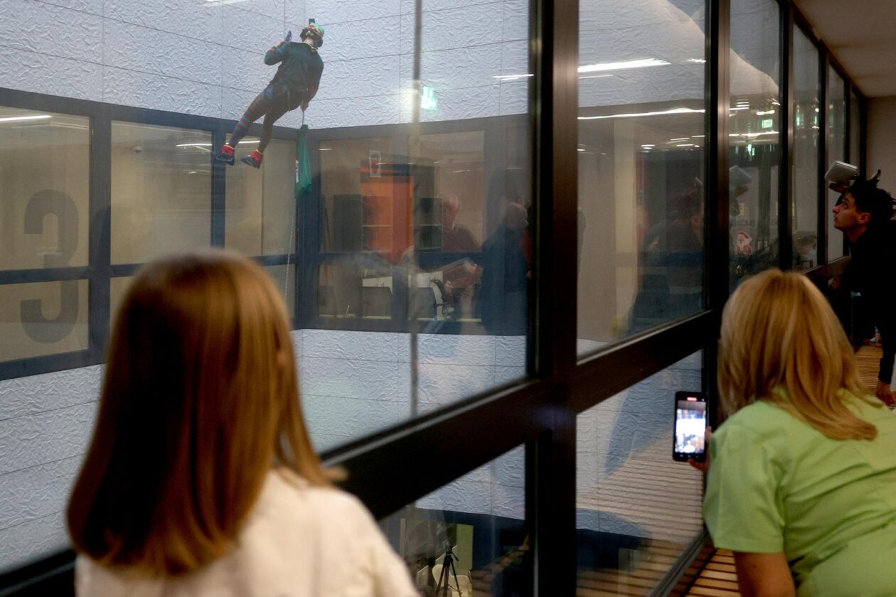 Rijeka: Kostimirani vatrogasci spuštali se niz zidove bolnice gdje su darivali djecu