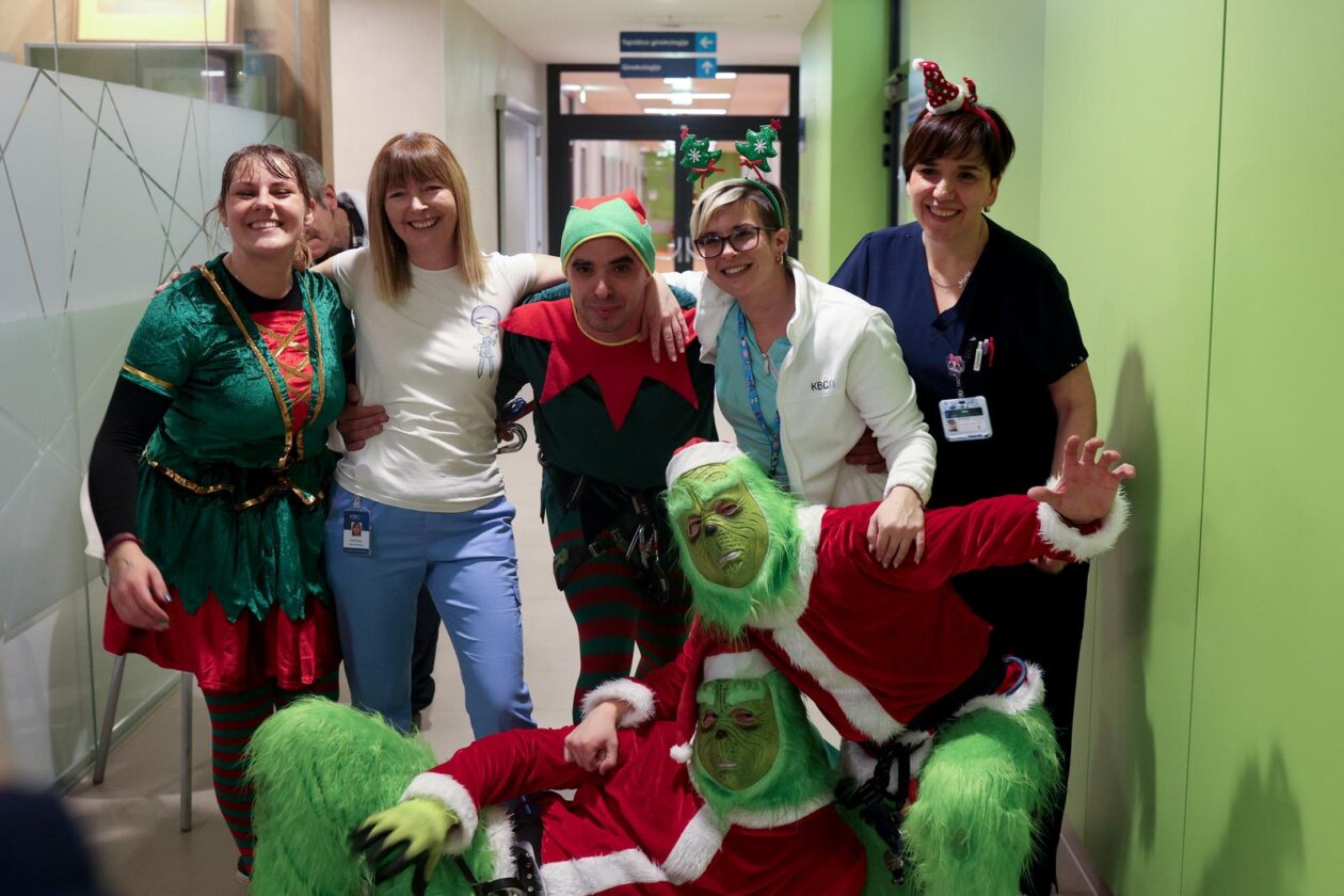 Rijeka: Kostimirani vatrogasci spuštali se niz zidove bolnice gdje su darivali djecu