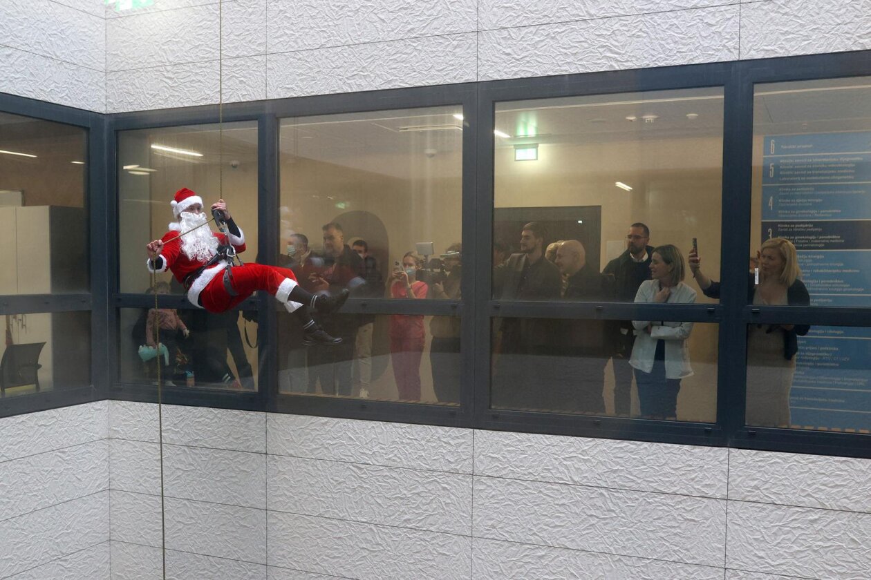 Rijeka: Kostimirani vatrogasci spuštali se niz zidove bolnice gdje su darivali djecu