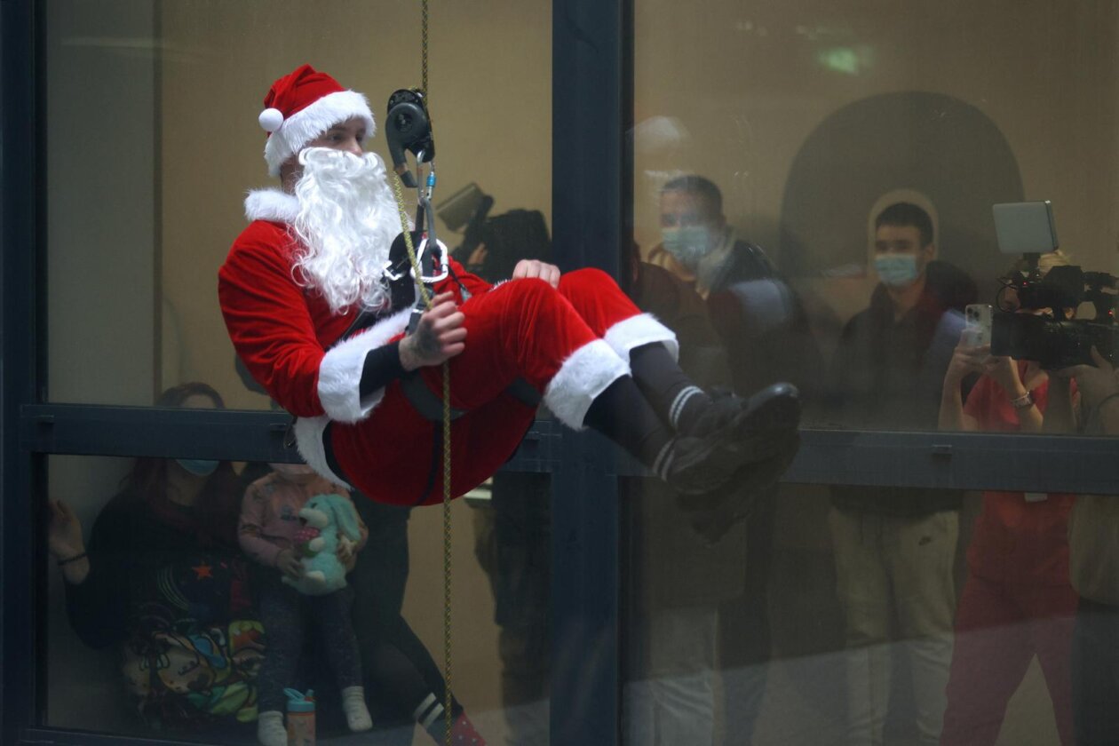 Rijeka: Kostimirani vatrogasci spuštali se niz zidove bolnice gdje su darivali djecu