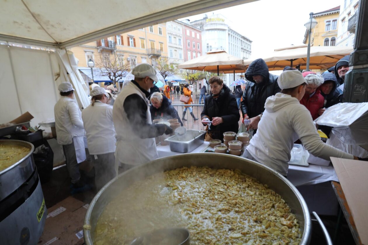 Rijeka: Na Badnjak građanima se dijeli bakalar na gulaš i na bijelo