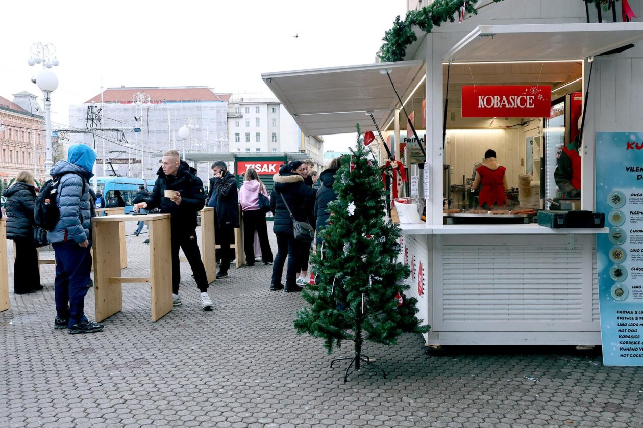 Zagreb: Otvorene su prve kućice Adventa