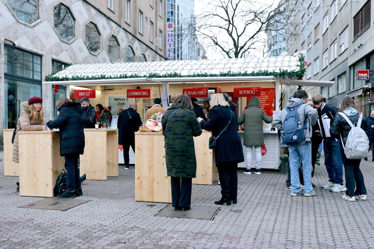 Zagreb: Otvorene su prve kućice Adventa