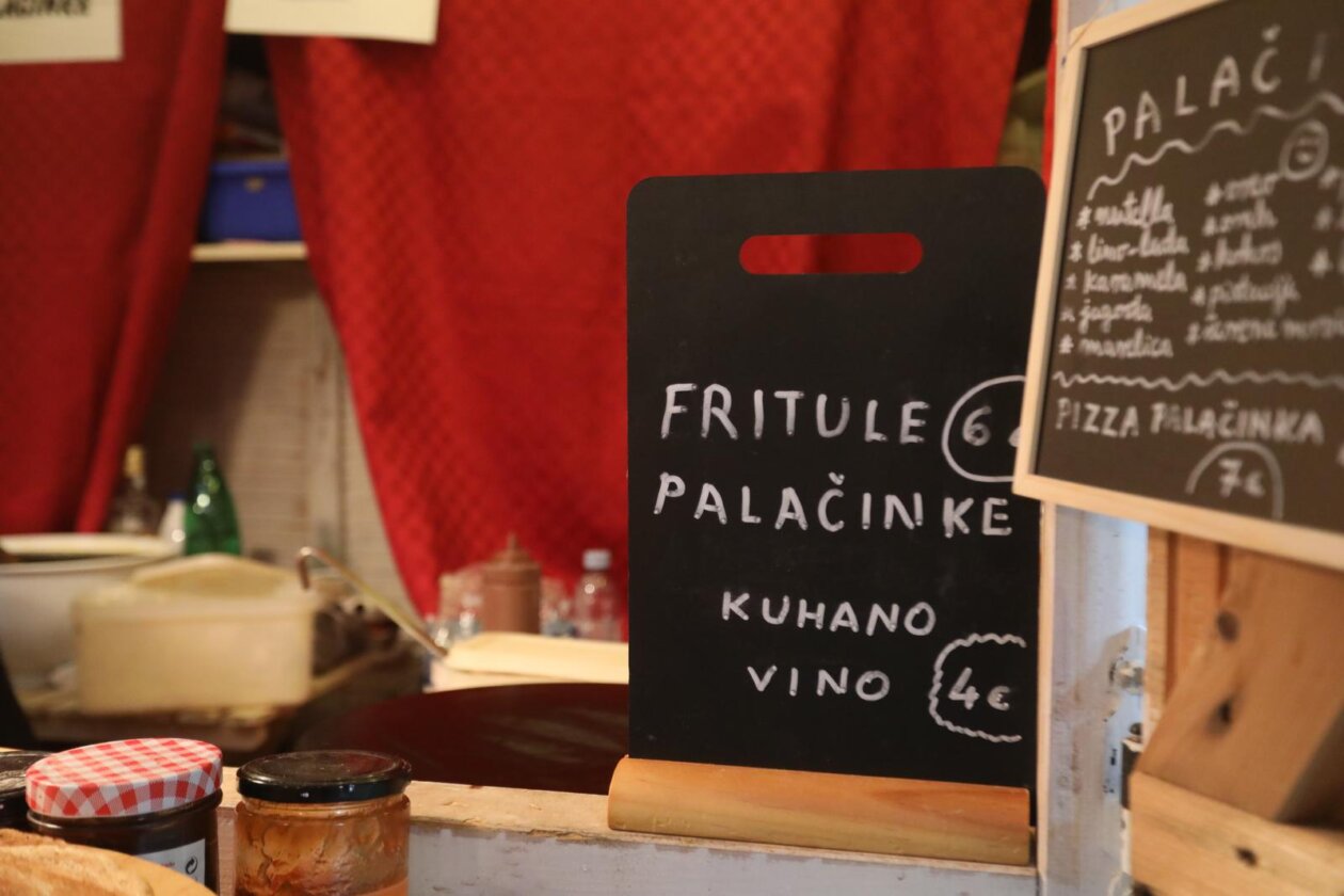 Rijeka: Zapo?elo adventiranje na Trgu Rije?ke rezolucije i Koblerovom trgu