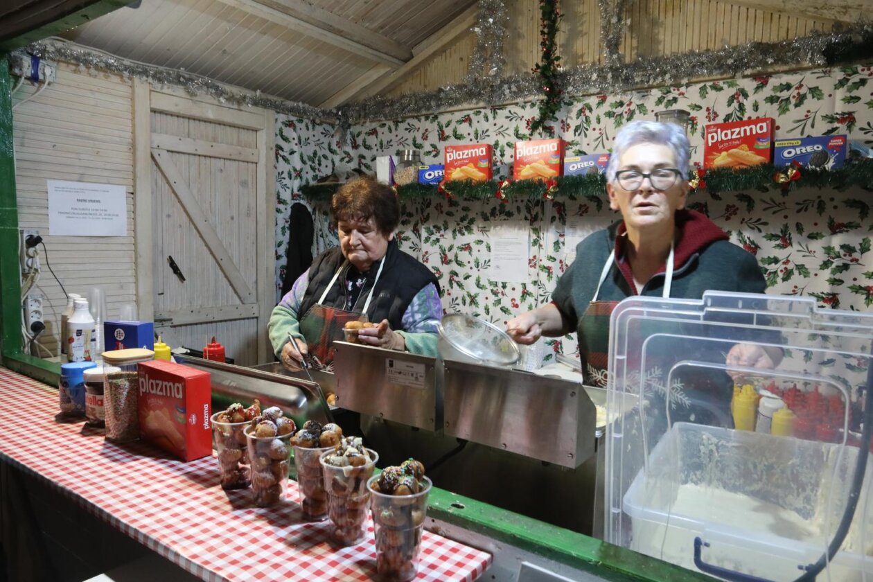 Rijeka: Zapo?elo adventiranje na Trgu Rije?ke rezolucije i Koblerovom trgu
