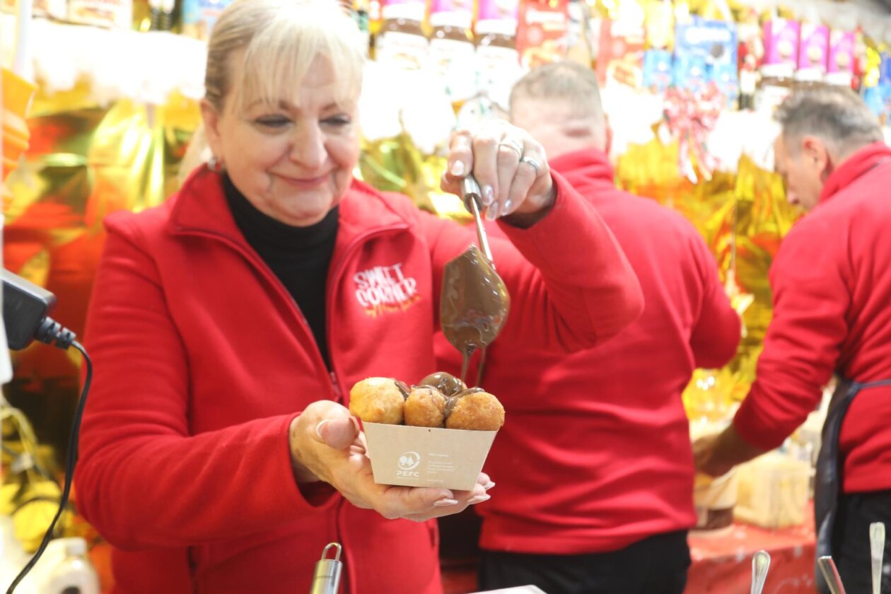 Rijeka: Zapo?elo adventiranje na Trgu Rije?ke rezolucije i Koblerovom trgu