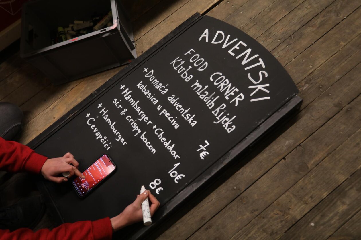 Rijeka: Zapo?elo adventiranje na Trgu Rije?ke rezolucije i Koblerovom trgu