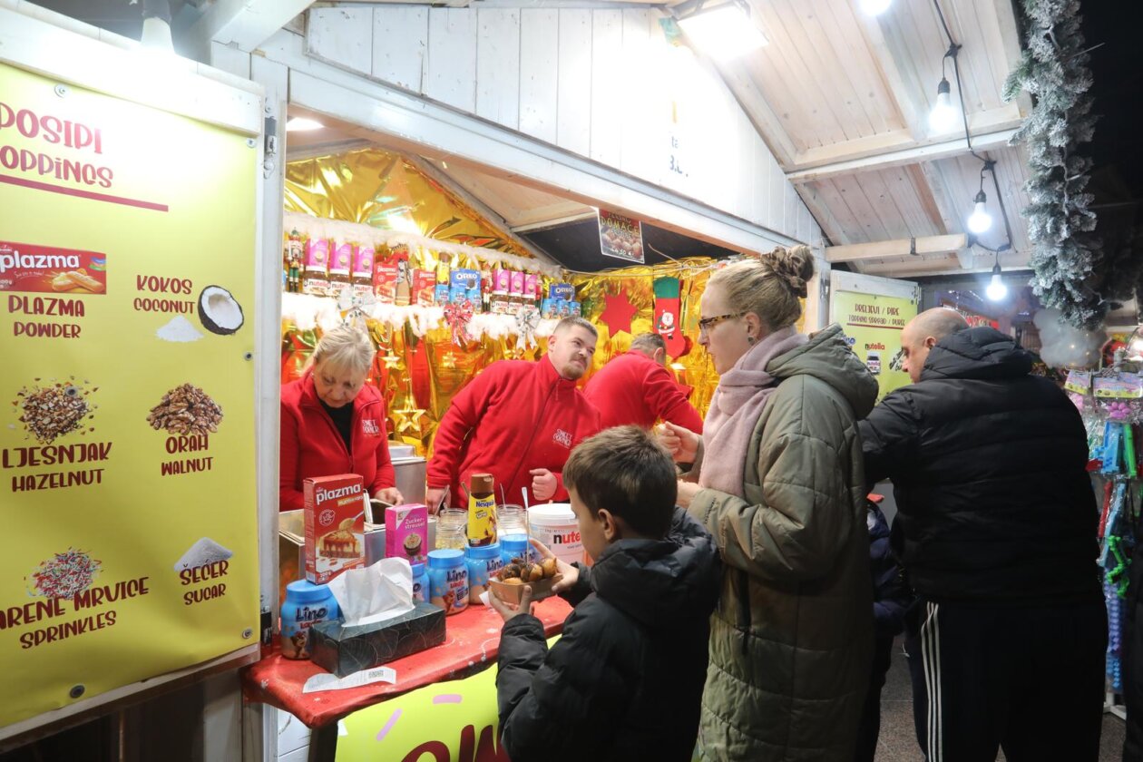 Rijeka: Zapo?elo adventiranje na Trgu Rije?ke rezolucije i Koblerovom trgu