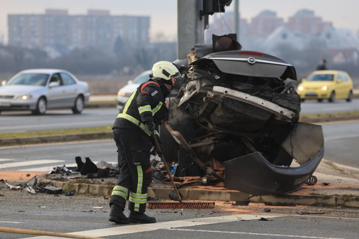 Velika Gorica: Automobilom sletio s ceste pa udario u stup