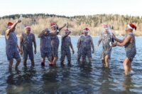 Fužine: Opatijski Kukali okupali se u hladnom jezeru Bajer