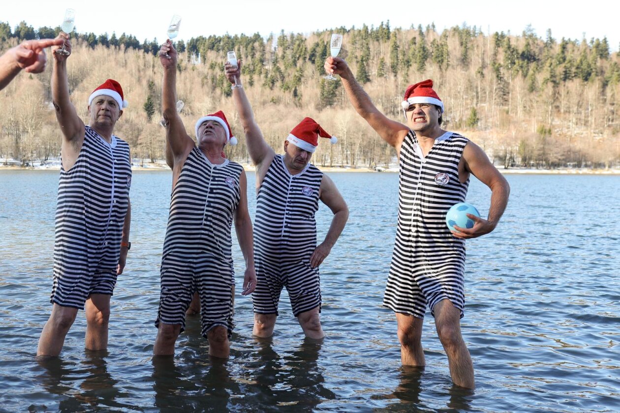 Fužine: Opatijski Kukali okupali se u hladnom jezeru Bajer