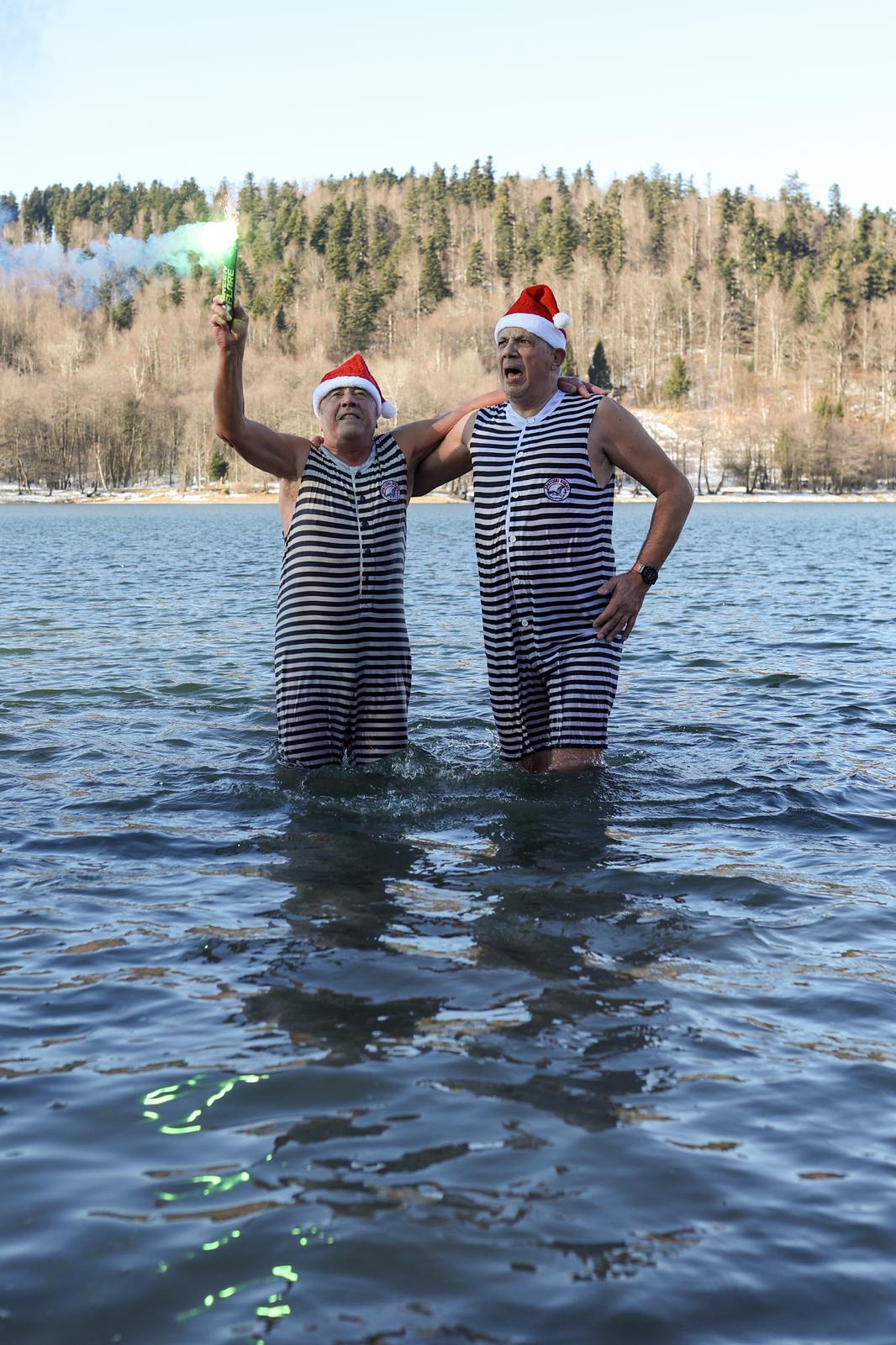 Fužine: Opatijski Kukali okupali se u hladnom jezeru Bajer