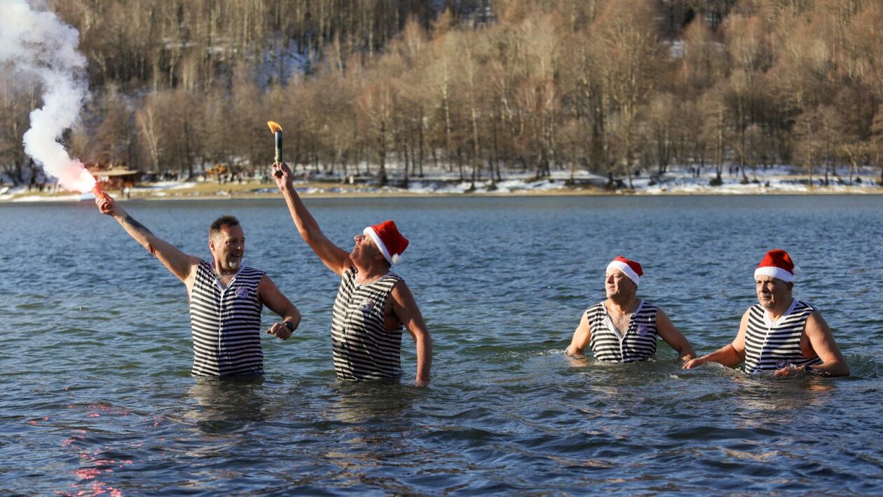 Fužine: Opatijski Kukali okupali se u hladnom jezeru Bajer
