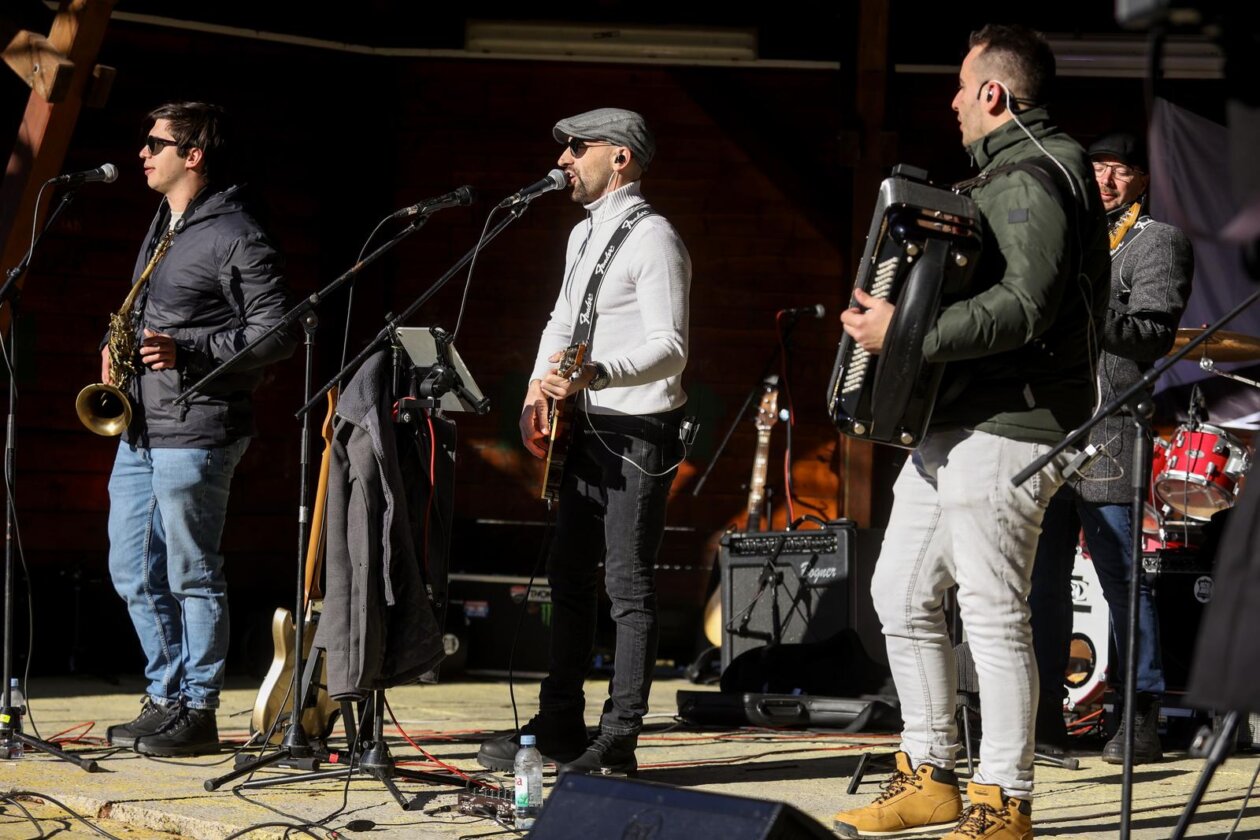 Doček Nove godine u podne u centru Fužina