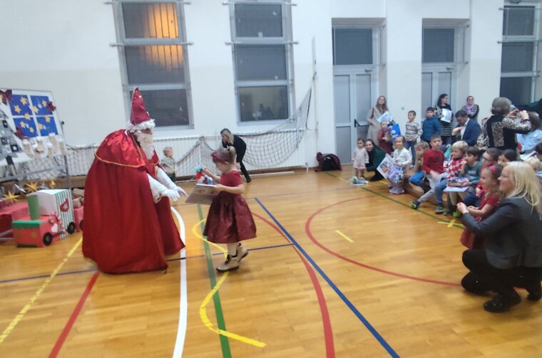 SV. NIKOLA DIJELI POKLONE DJECI U OŠ PEĆINE