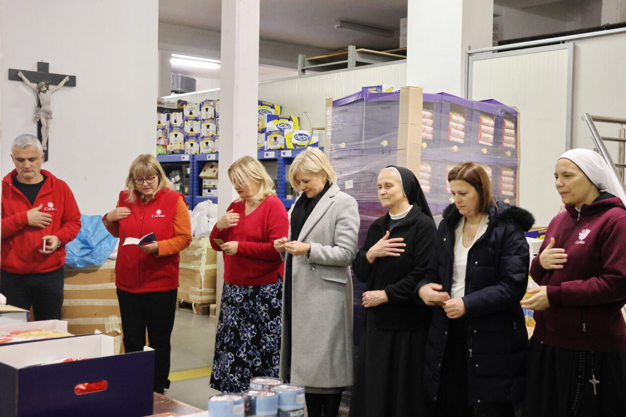 Slaganje-blagdanskih-paketa-za-korisnike-Caritasa-13 Slaganje-blagdanskih-paketa-za-korisnike-Caritasa-13