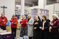 Slaganje-blagdanskih-paketa-za-korisnike-Caritasa-13 Slaganje-blagdanskih-paketa-za-korisnike-Caritasa-13