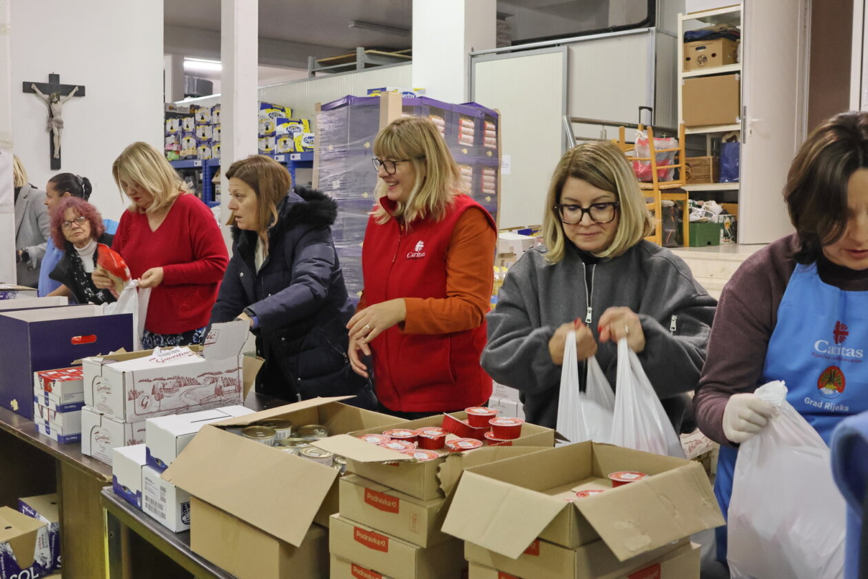 Slaganje-blagdanskih-paketa-za-korisnike-Caritasa-22 Slaganje-blagdanskih-paketa-za-korisnike-Caritasa-22