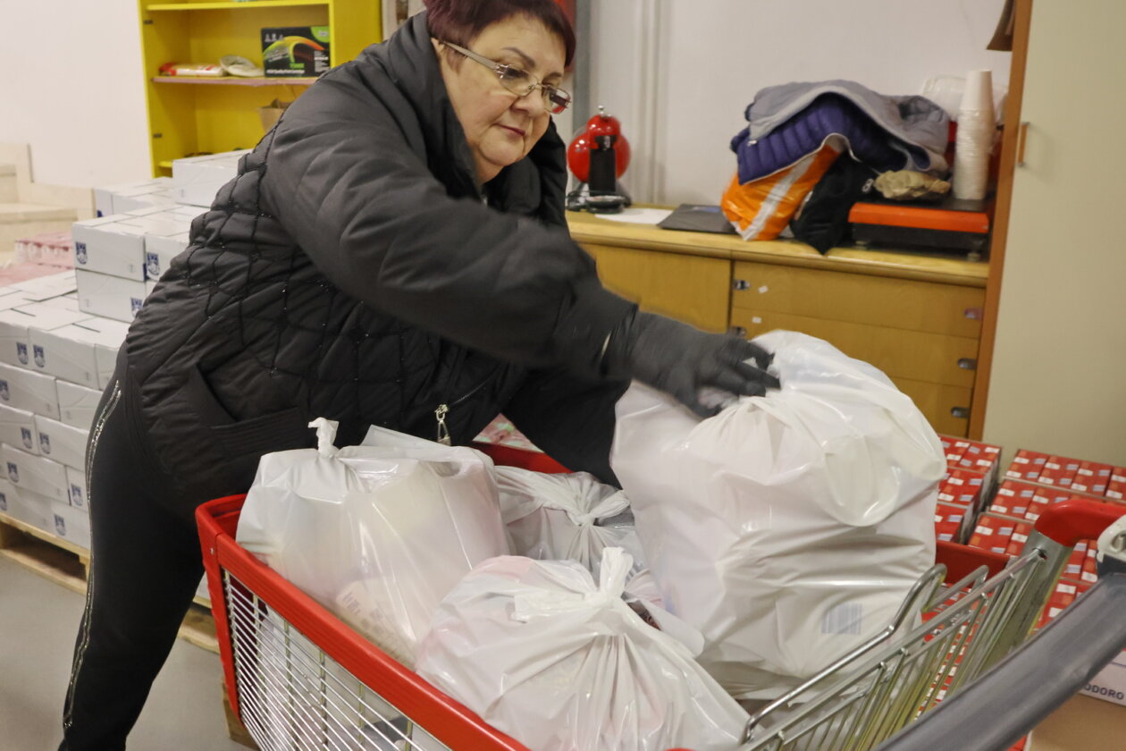 Slaganje-blagdanskih-paketa-za-korisnike-Caritasa-26 Slaganje-blagdanskih-paketa-za-korisnike-Caritasa-26