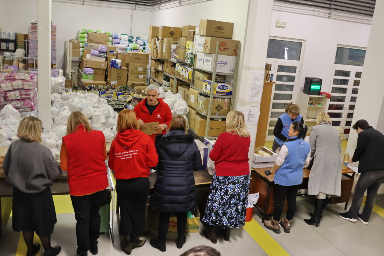 Slaganje-blagdanskih-paketa-za-korisnike-Caritasa-30 Slaganje-blagdanskih-paketa-za-korisnike-Caritasa-30