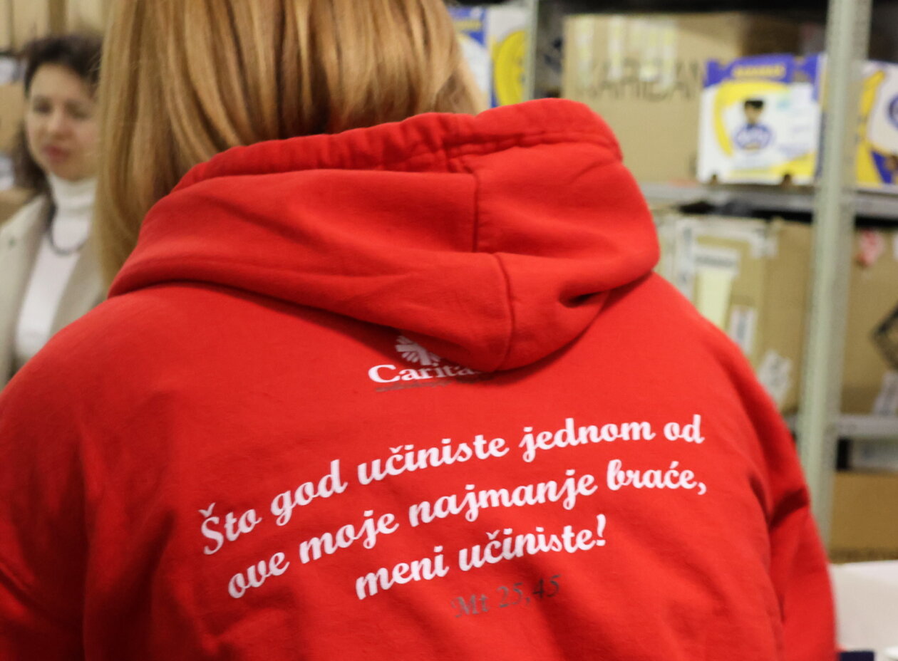 Slaganje-blagdanskih-paketa-za-korisnike-Caritasa-31 Slaganje-blagdanskih-paketa-za-korisnike-Caritasa-31