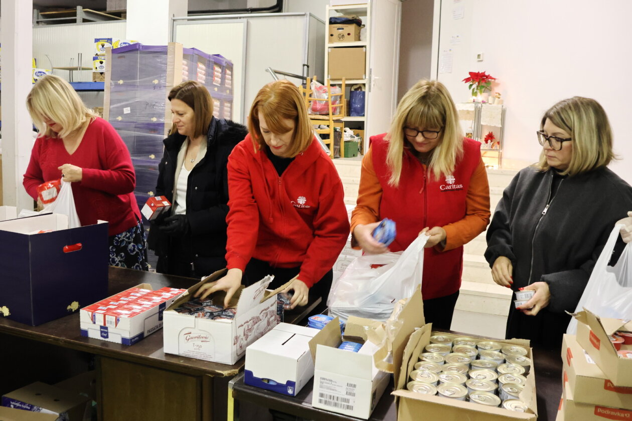 Slaganje-blagdanskih-paketa-za-korisnike-Caritasa-34 Slaganje-blagdanskih-paketa-za-korisnike-Caritasa-34