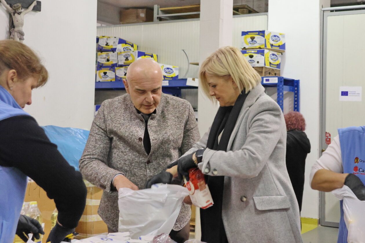 Slaganje-blagdanskih-paketa-za-korisnike-Caritasa-42 Slaganje-blagdanskih-paketa-za-korisnike-Caritasa-42