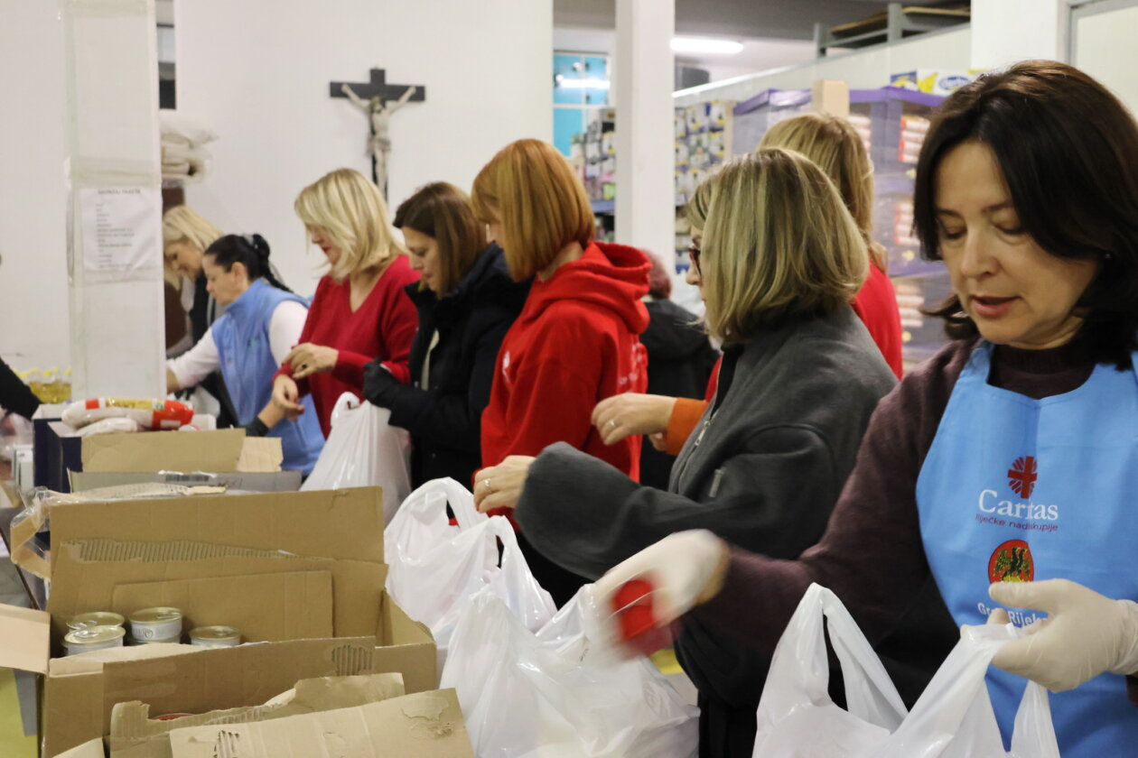 Slaganje-blagdanskih-paketa-za-korisnike-Caritasa-44 Slaganje-blagdanskih-paketa-za-korisnike-Caritasa-44