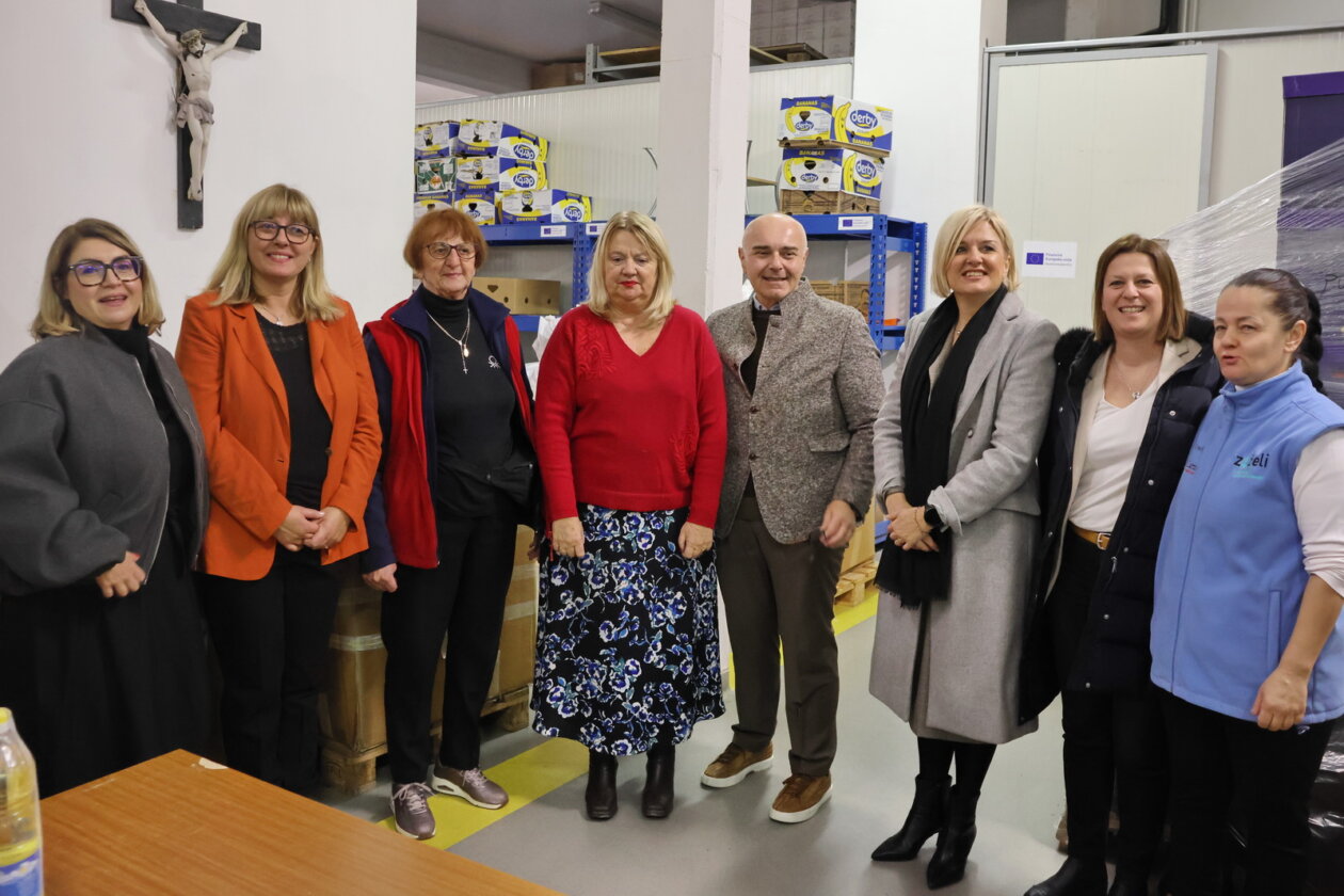 Slaganje-blagdanskih-paketa-za-korisnike-Caritasa-57 Slaganje-blagdanskih-paketa-za-korisnike-Caritasa-57