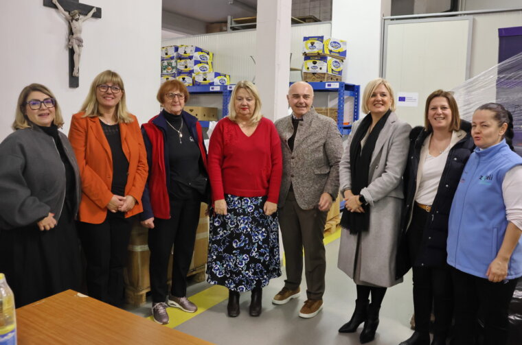 Slaganje-blagdanskih-paketa-za-korisnike-Caritasa-57