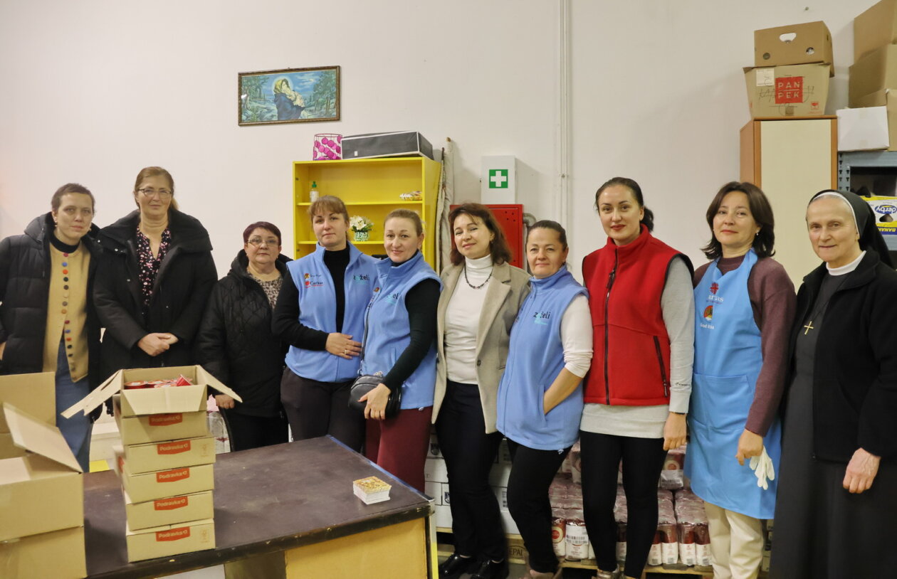 Slaganje-blagdanskih-paketa-za-korisnike-Caritasa-7 Slaganje-blagdanskih-paketa-za-korisnike-Caritasa-7