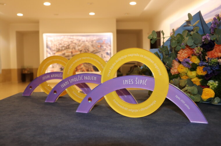 Svecana-dodjela-nagrada-Ambasadori-odgoja-i-obrazovanja-1 (1)