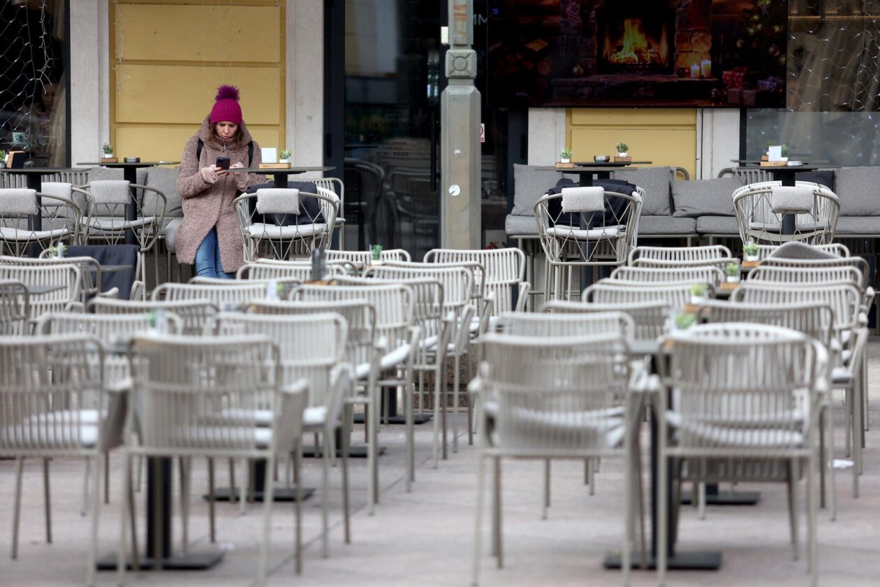 Rijeka: Građani na Korzu u šetnji prije nego temperature padnu ispod nule