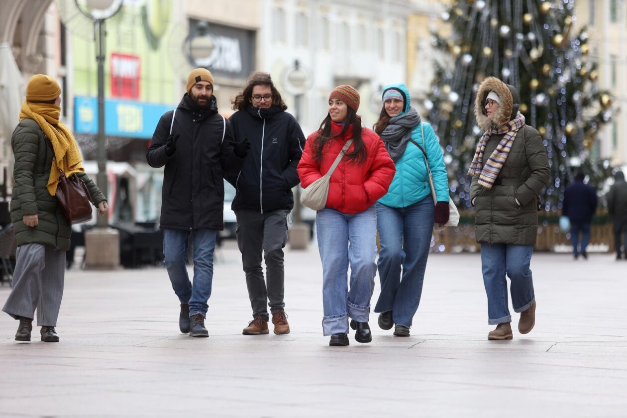 Rijeka: Građani na Korzu u šetnji prije nego temperature padnu ispod nule