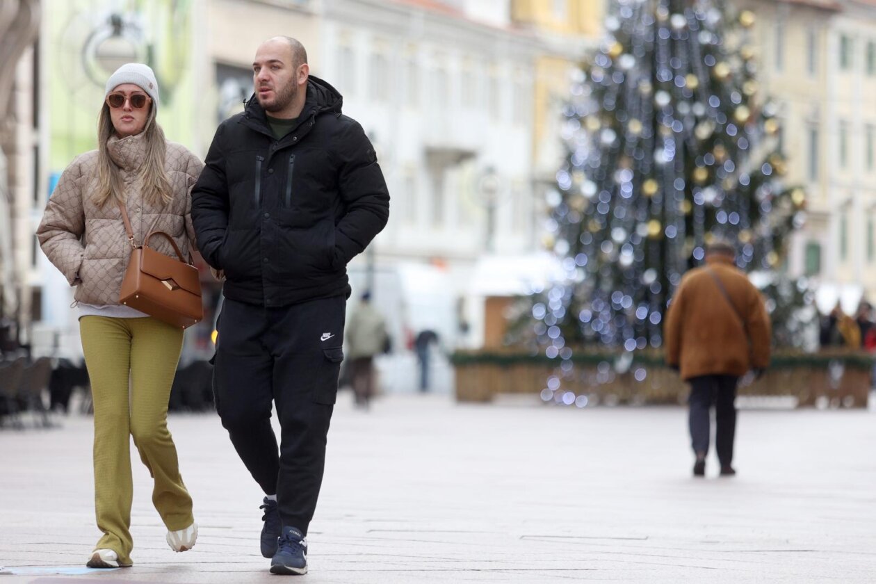Rijeka: Građani na Korzu u šetnji prije nego temperature padnu ispod nule