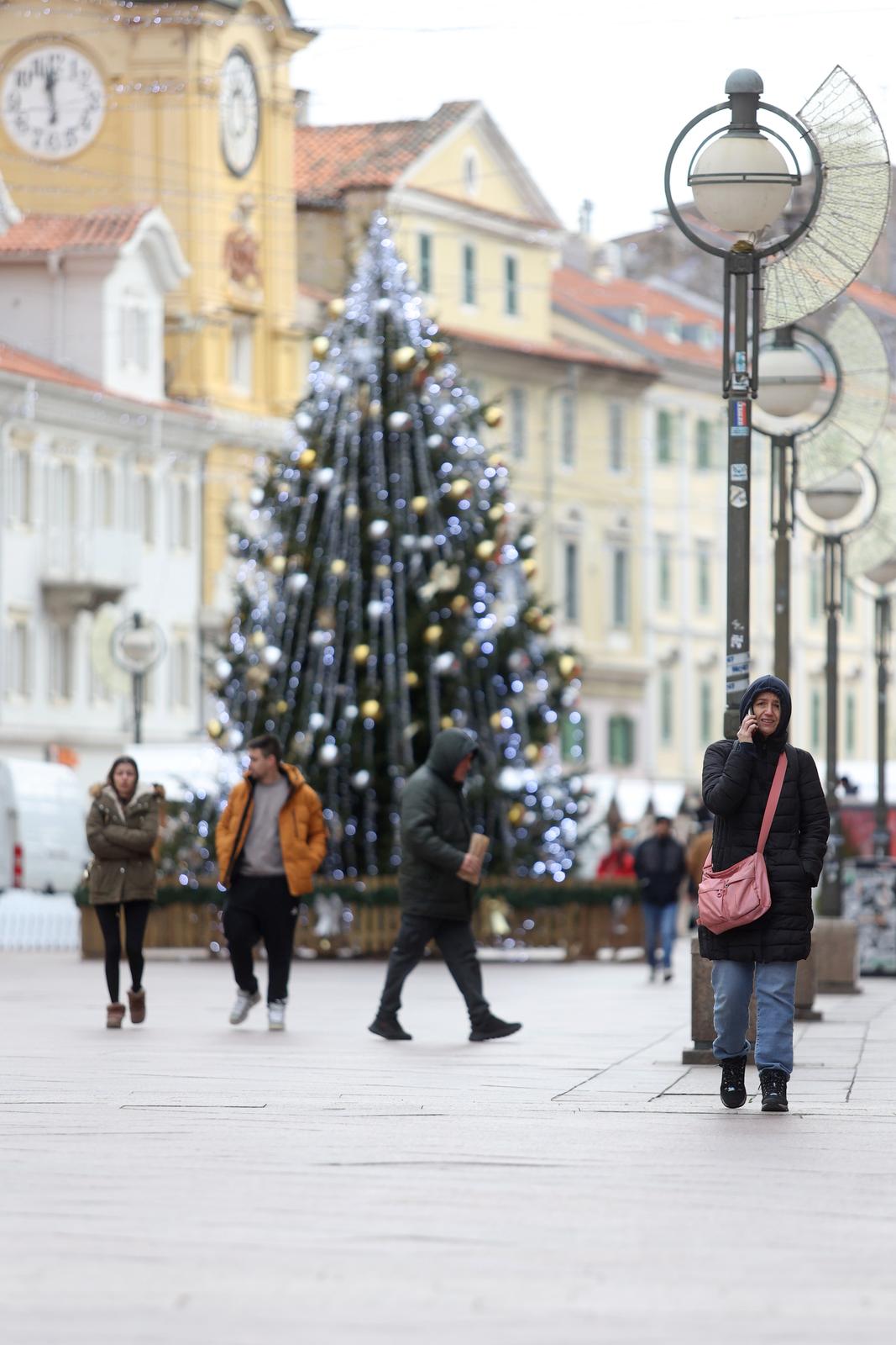 Rijeka: Građani na Korzu u šetnji prije nego temperature padnu ispod nule