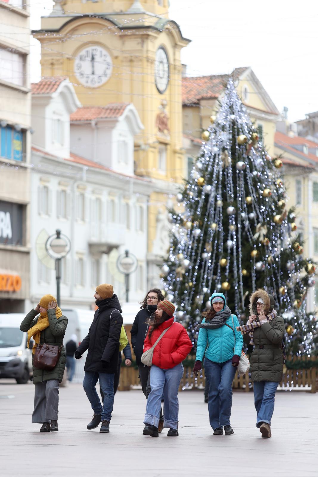 Rijeka: Građani na Korzu u šetnji prije nego temperature padnu ispod nule