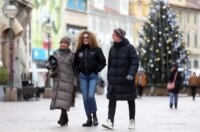 Rijeka: Građani na Korzu u šetnji prije nego temperature padnu ispod nule