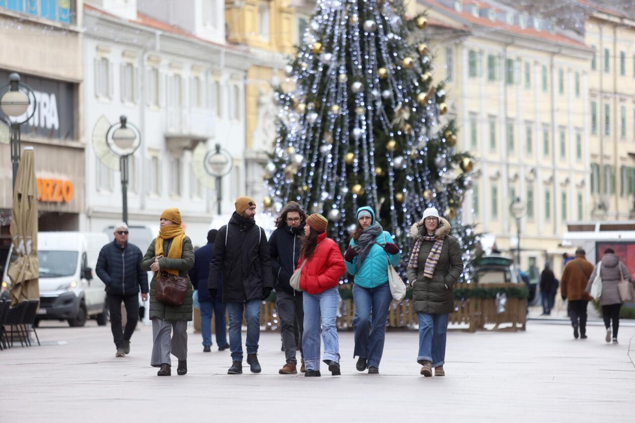 Rijeka: Građani na Korzu u šetnji prije nego temperature padnu ispod nule